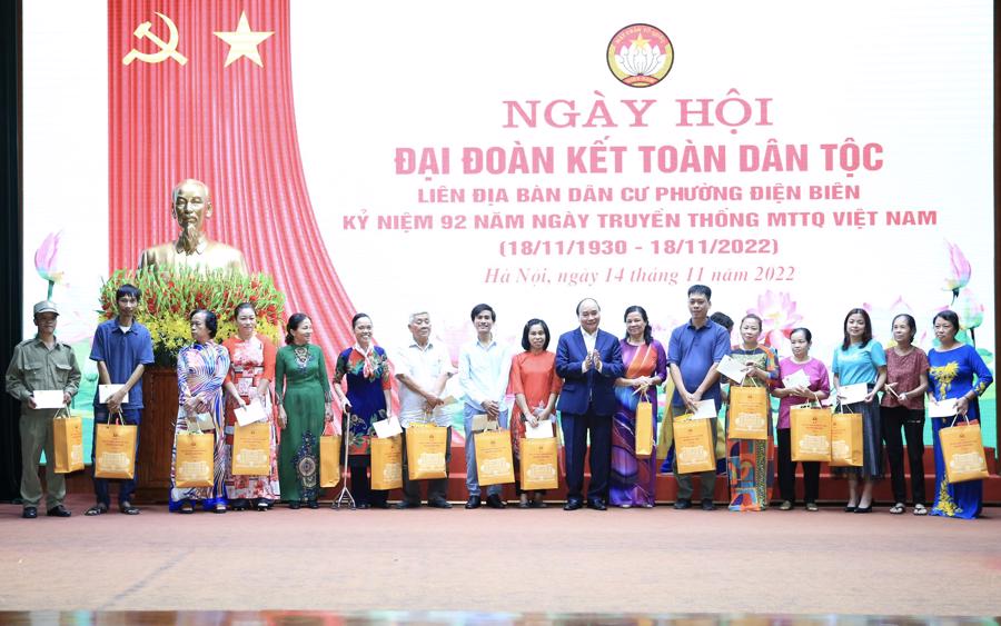 Chủ tịch nước Nguyễn Xuân Phúc dự Ngày hội Đại đoàn kết toàn dân tộc tại phường Điện Biên